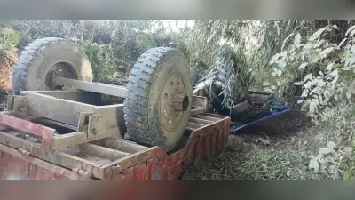 ब्रेक फेल होने पर गड्ढे में गिरा ट्रैक्टर, चालक भर्ती