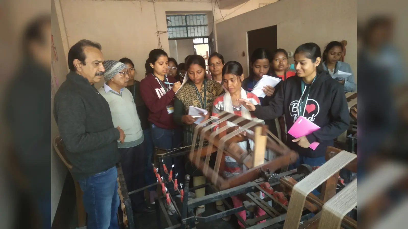 Education News : विद्यार्थियों ने किया मयूराक्षी सिल्क उत्पादन केंद्र का भ्रमण