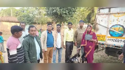 लाभुकों के बीच बकरा-बकरी का वितरण