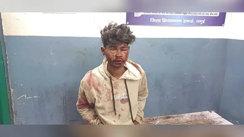 सड़क दुर्घटना में घायल युवक ने एंबुलेंस से कूदकर भागने का किया प्रयास