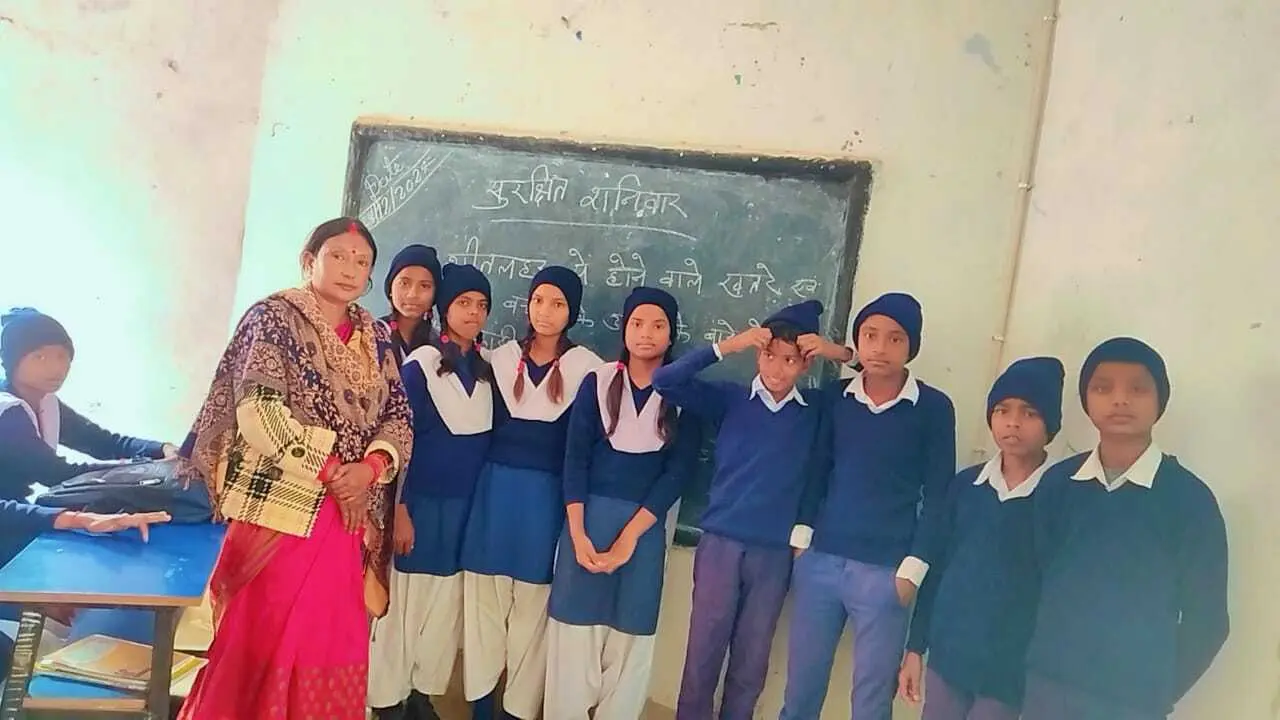 स्कूली बच्चों को शीतलहर के खतरे से बचाव की दी गयी जानकारी