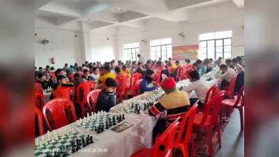 चार राउंड के खेल में कई खिलाड़ी शीर्ष पर