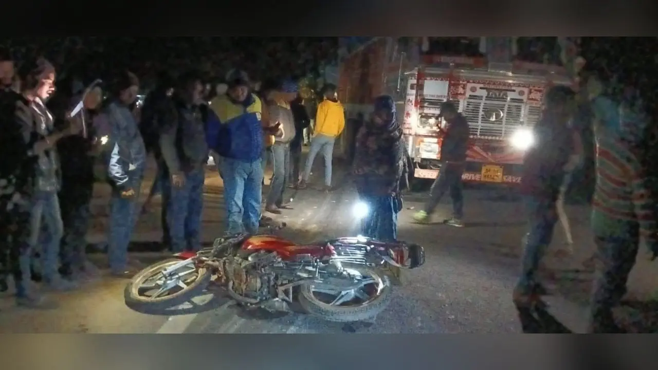 ट्रक की चपेट में आने से बाइक सवार तीन लोग घायल