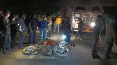 ट्रक की चपेट में आने से बाइक सवार तीन लोग घायल