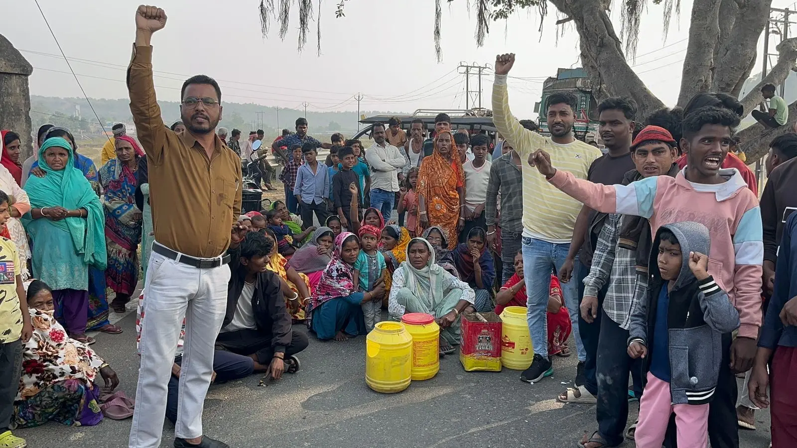 Giridih News :जलापूर्ति की मांग को ले बनियाडीह-गिरिडीह सड़क की जाम