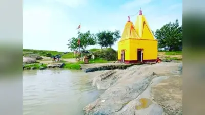 Giridih News :पूजा-अर्चना के साथ प्राकृतिक सौंदर्य का लुत्फ उठाते हैं सैलानी