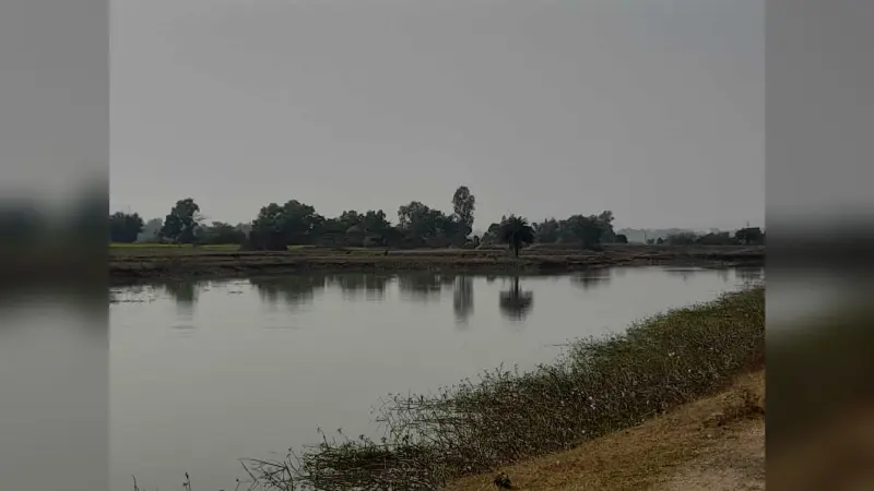 Giridih News :संवेदक ने काटा तालाब का मेड़, ग्रामीणों में आक्रोश