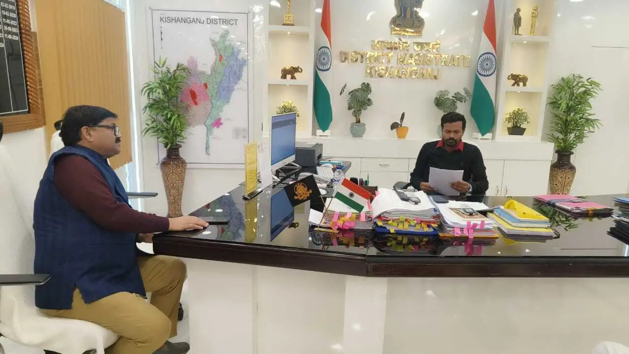 जिले की विभिन्न समस्याओं को लेकर डीएम से मिले पूर्व विधायक मुजाहिद आलम