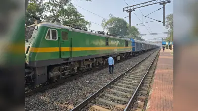 Chaibasa News : मालगाड़ी के इंजन में लगी आग, आधे घंटे बंद रहा क्रॉसिंग