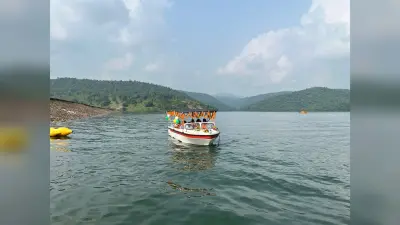 Chaibasa News : नकटी डैम में बोटिंग का मजा ले रहे सैलानी