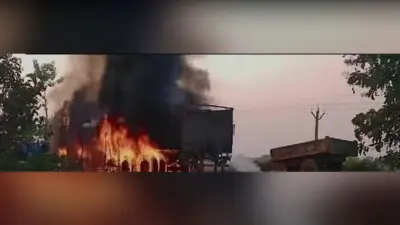 East Singhbhum : ट्रक की चपेट में आने से बाइक सवार की मौत, लोगों ने वाहन फूंका