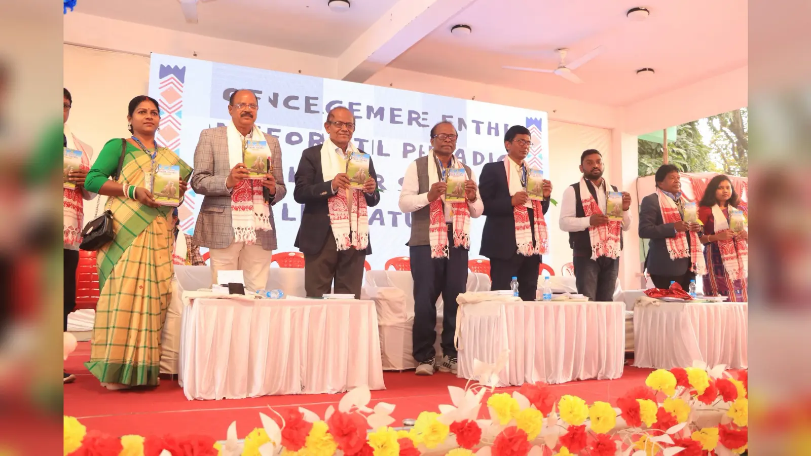 Jamshedpur : संताली जनजीवन को संवार रहा साहित्य