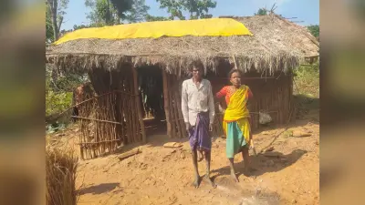 East Singhbhum : जंगल में झोपड़ी बना रहते हैं दंपती, न आवास मिला न राशन
