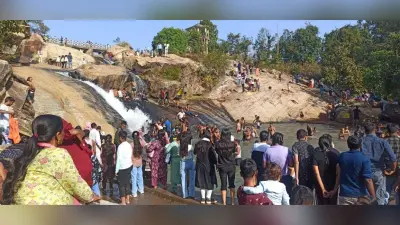 पिकनिक स्पॉट में उमड़े लोग