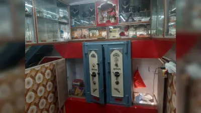 आभूषण की दुकान में दीवार काटकर पांच लाख का जेवरात चुराया