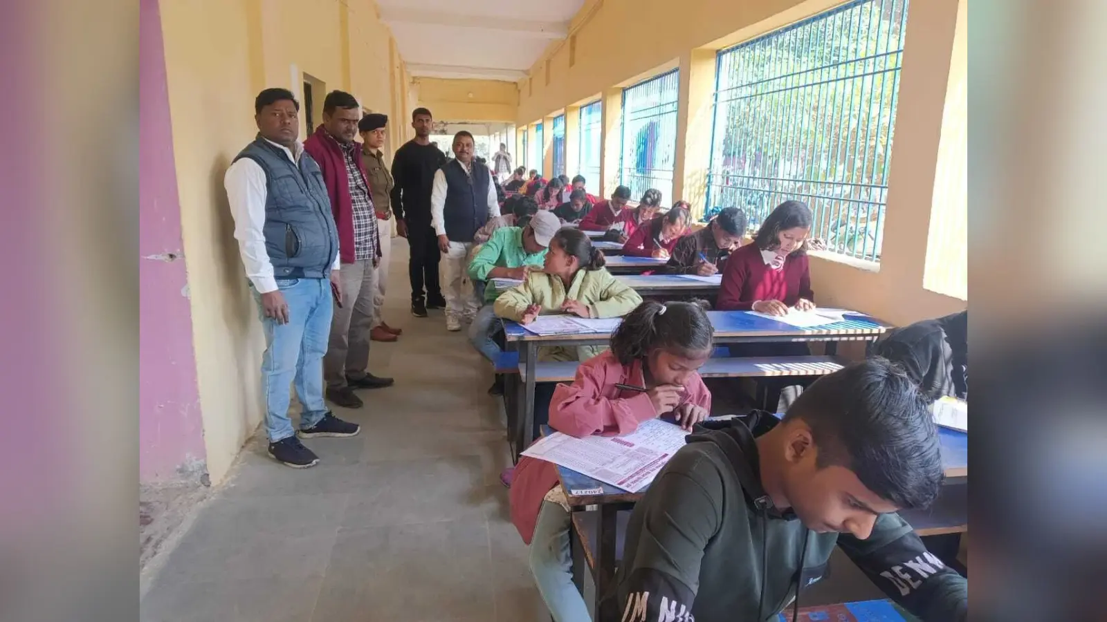 स्कूली बच्चों में प्रतियोगिता की भावना जागृत करने के लिए प्रतियोगिता परीक्षा आयोजित