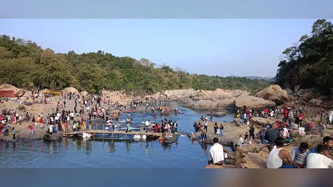 पर्यटन स्थलों पर जुटी भीड़