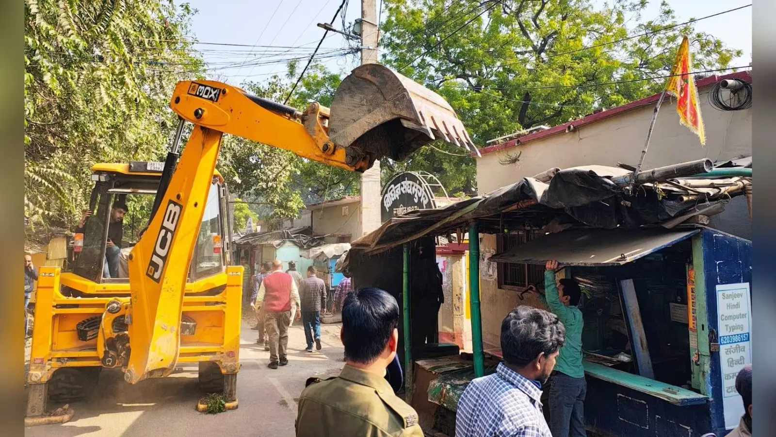 किला परिसर से निगम ने हटाया अतिक्रमण, दिन भर बनी रही गहमा-गहमी