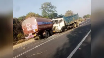 Deoghar News : सड़क किनारे खड़े टैंकर में हाइवा ने मारी टक्कर, चालक घायल