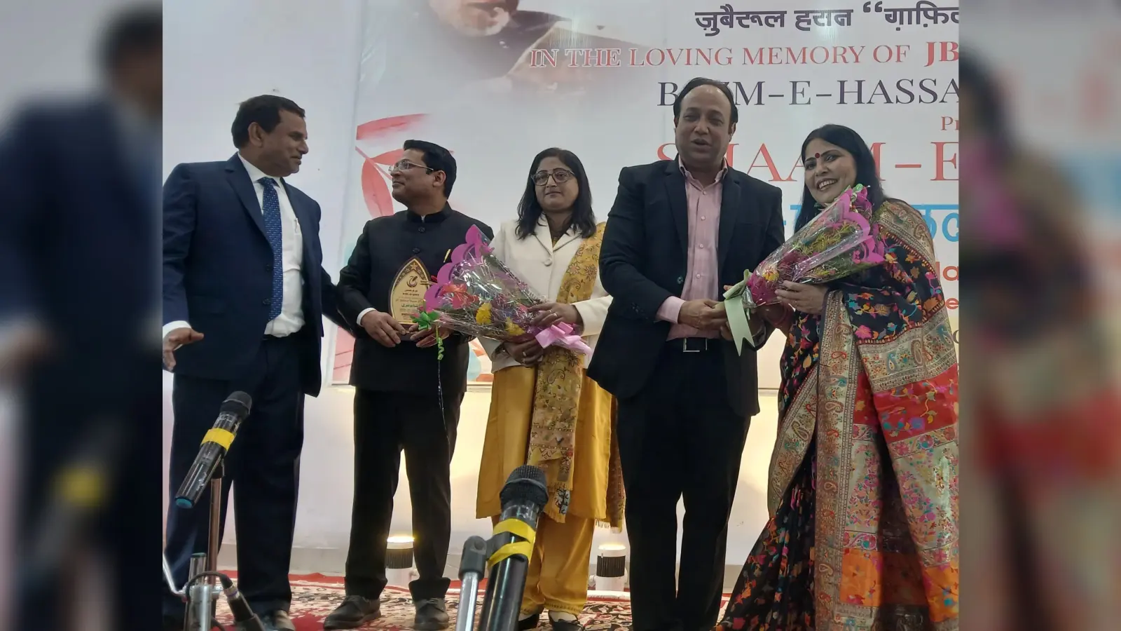 किसी से बात करना बोलना अच्छा नहीं लगता, तुम्हें देखा है जब से दूसरा अच्छा नहीं लगता