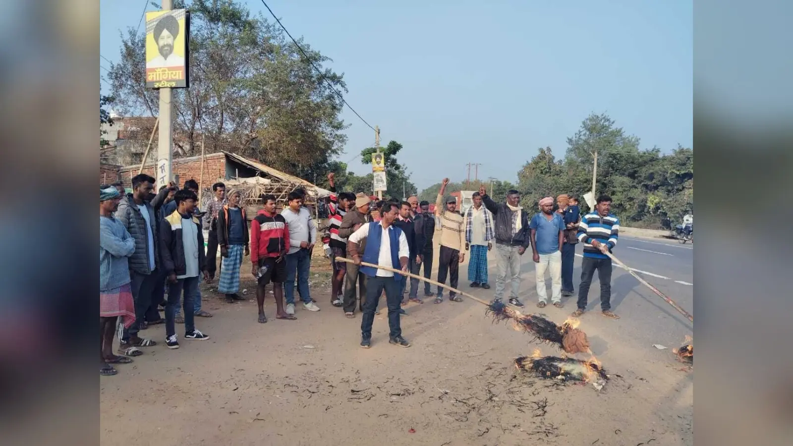 आक्रोशित लोगों ने आश्रम मोड़ में सीएम और विधायक का पुतला फूंका