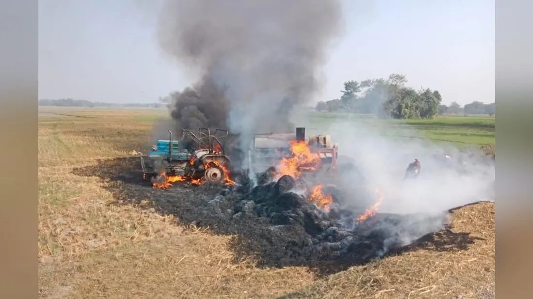 थ्रेसर, ट्रैक्टर व धान फसल जलकर नष्ट