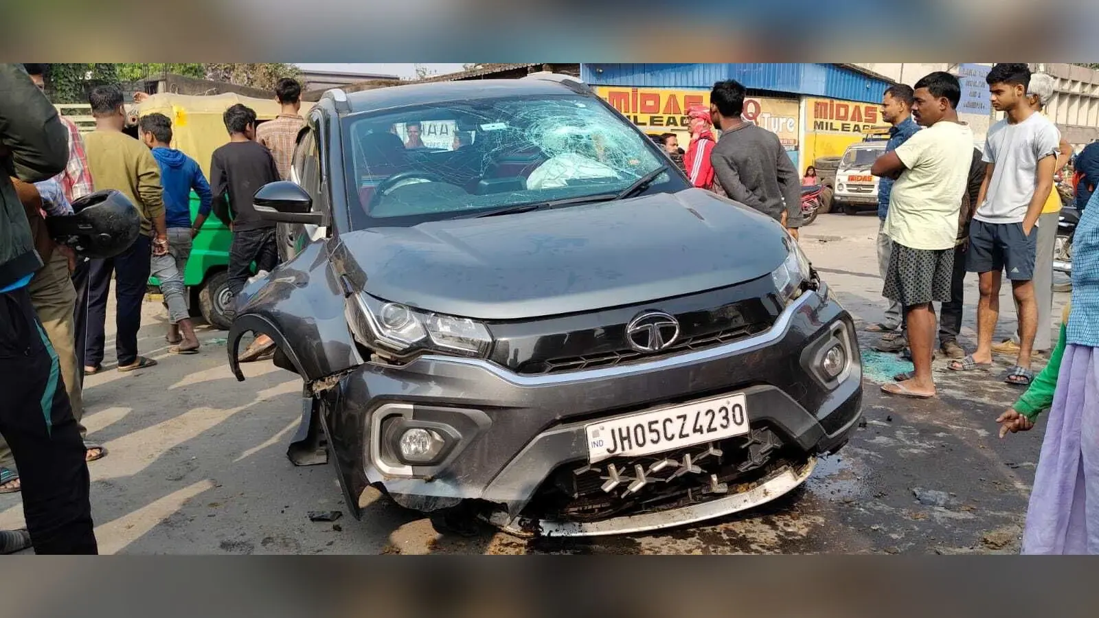 जेम्को में अनियंत्रित कार डिवाइडर से टकरायी, बाल-बाल बचा चालक