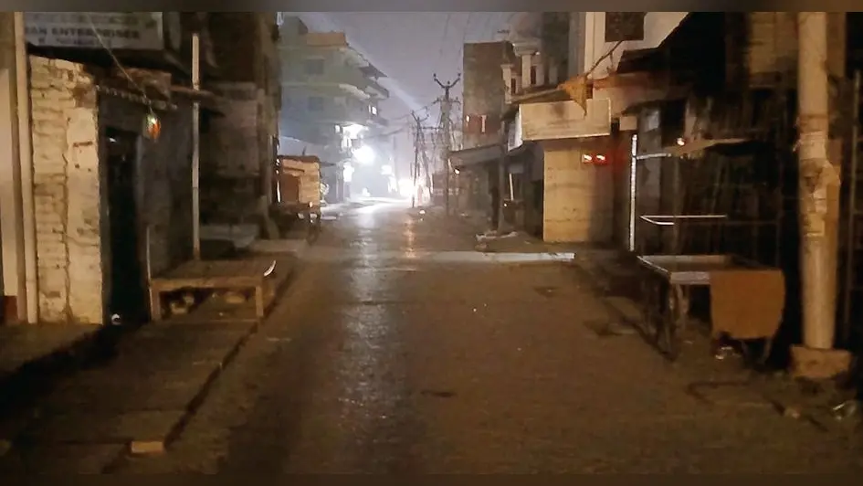 Gopalganj News : शाम होते ही अंधेरे में डूब जा रहे हैं शहर के गली और मुहल्ले