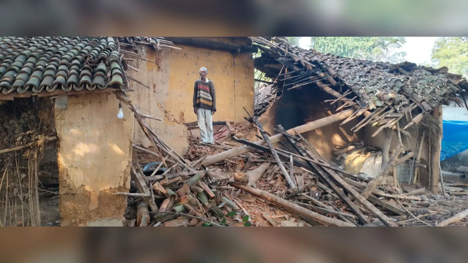 Chaibasa News : पुरानापानी गांव में हाथियों ने तीन घर तोड़े, 4 क्विंटल अनाज गटक गये