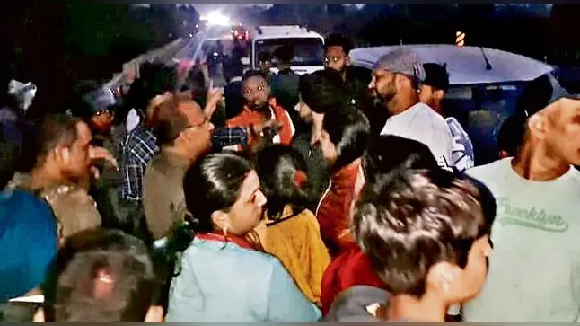 Jamshedpur News : छोटा बांकी में इनोवा कार और टेंपो में टक्कर के बाद मारपीट, हंगामा