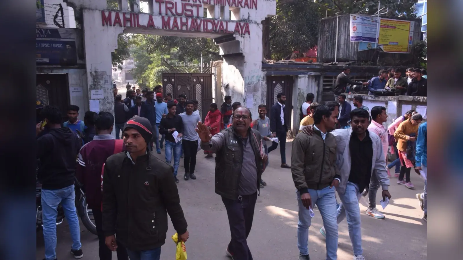 Dhanbad News : लंबे अंतराल के बाद चौकीदार बहाली के लिए हुई लिखित परीक्षा