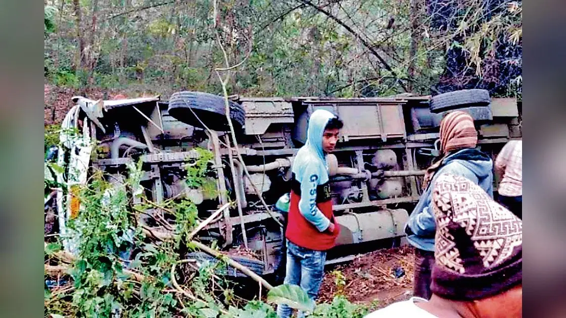 बस पलटने से 22 यात्री जख्मी तीन की हालत गंभीर