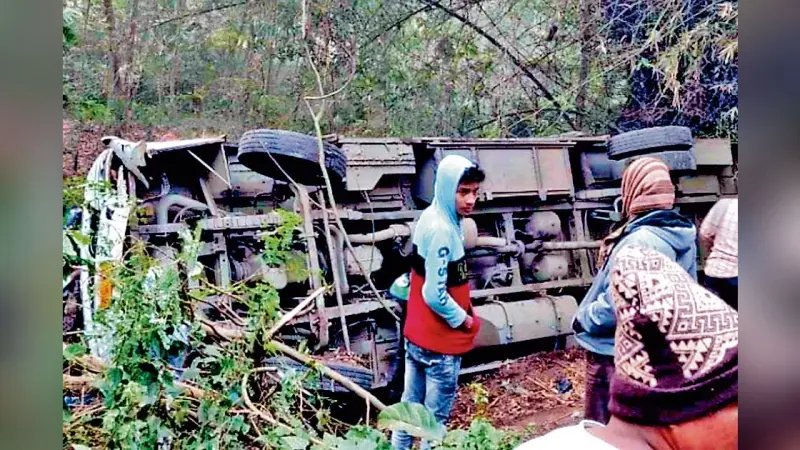 बस पलटने से 22 यात्री जख्मी तीन की हालत गंभीर