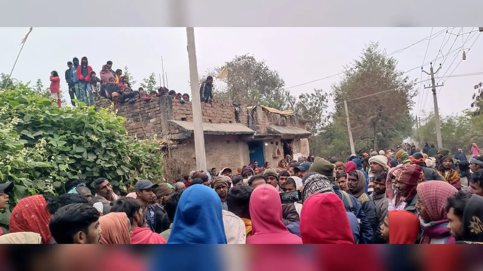 लखना गांव मोड़ के पास दो युवकों का मिला शव