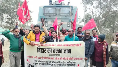 बीपीएससी अभ्यर्थियों के समर्थन में आइसा-आरवाइए ने रोड-रेल का किया चक्का जाम