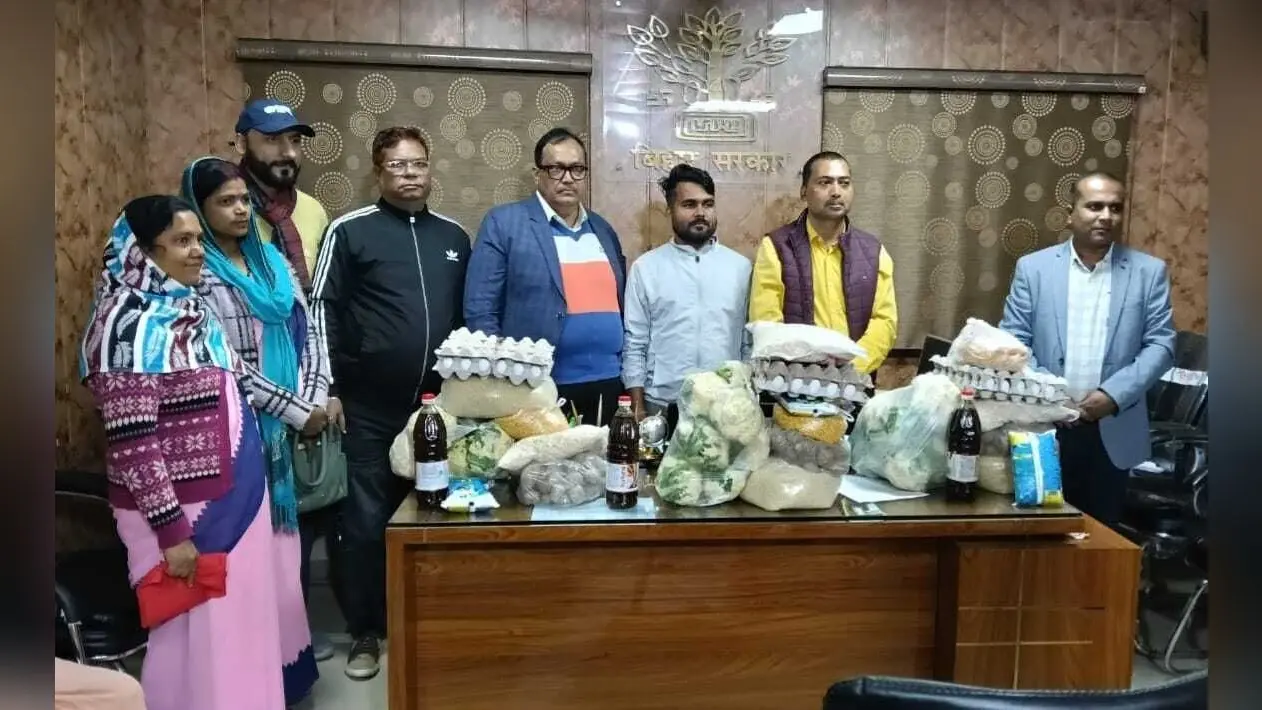 कोढ़ा नगर पंचायत में टीबी मुक्त अभियान के तहत तीन मरीजों को लिया गया गोद