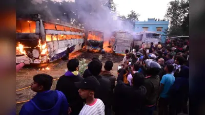 देवघर में खड़ी चार पुरानी बसों में लगी आग, दो करोड़ के नुकसान का दावा