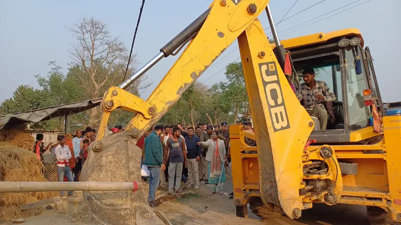लगातार दूसरे दिन भी जीएन बांध पर चलाया गया बुलडोजर, हटाया गया अतिक्रमण