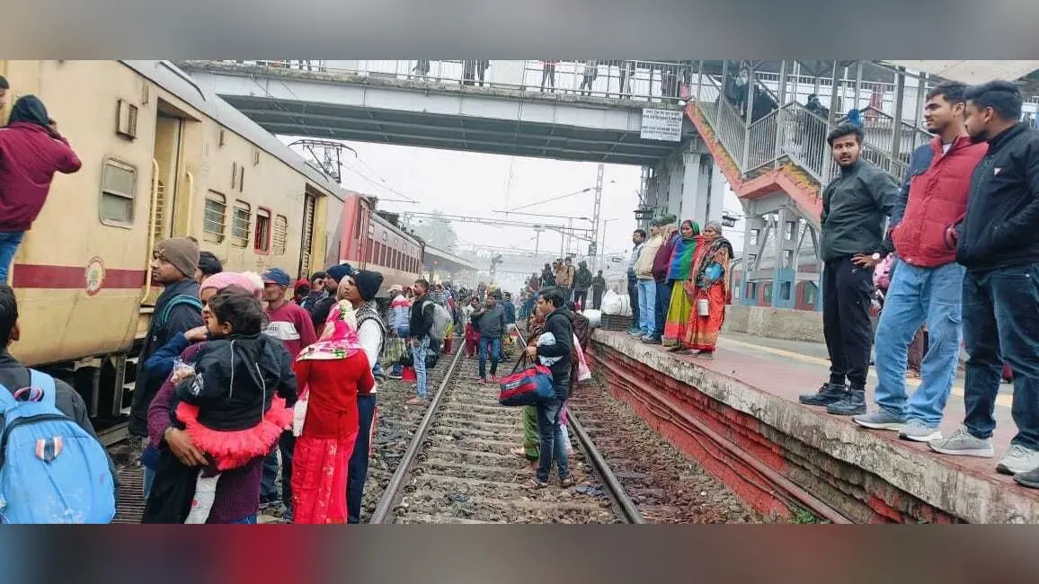 दूसरे प्लेटफॉर्म पर आयी ट्रेन, यात्री परेशान