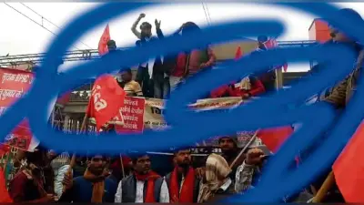बीपीएससी अभ्यर्थियों पर पटना में हुए लाठीचार्ज के विरोध में ट्रेन रोक किया प्रदर्शन