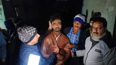 पिस्टल व मैगजीन फेंककर भाग रहे दो युवकों को स्थानीय लोगों पकड़ा