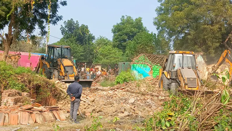 Dhanbad News : फ्रैट कॉरिडोर निर्माण के लिए कड़ाके की ठंड में उजाड़े गये 60 घर