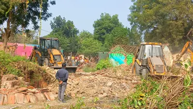 Dhanbad News : फ्रैट कॉरिडोर निर्माण के लिए कड़ाके की ठंड में उजाड़े गये 60 घर