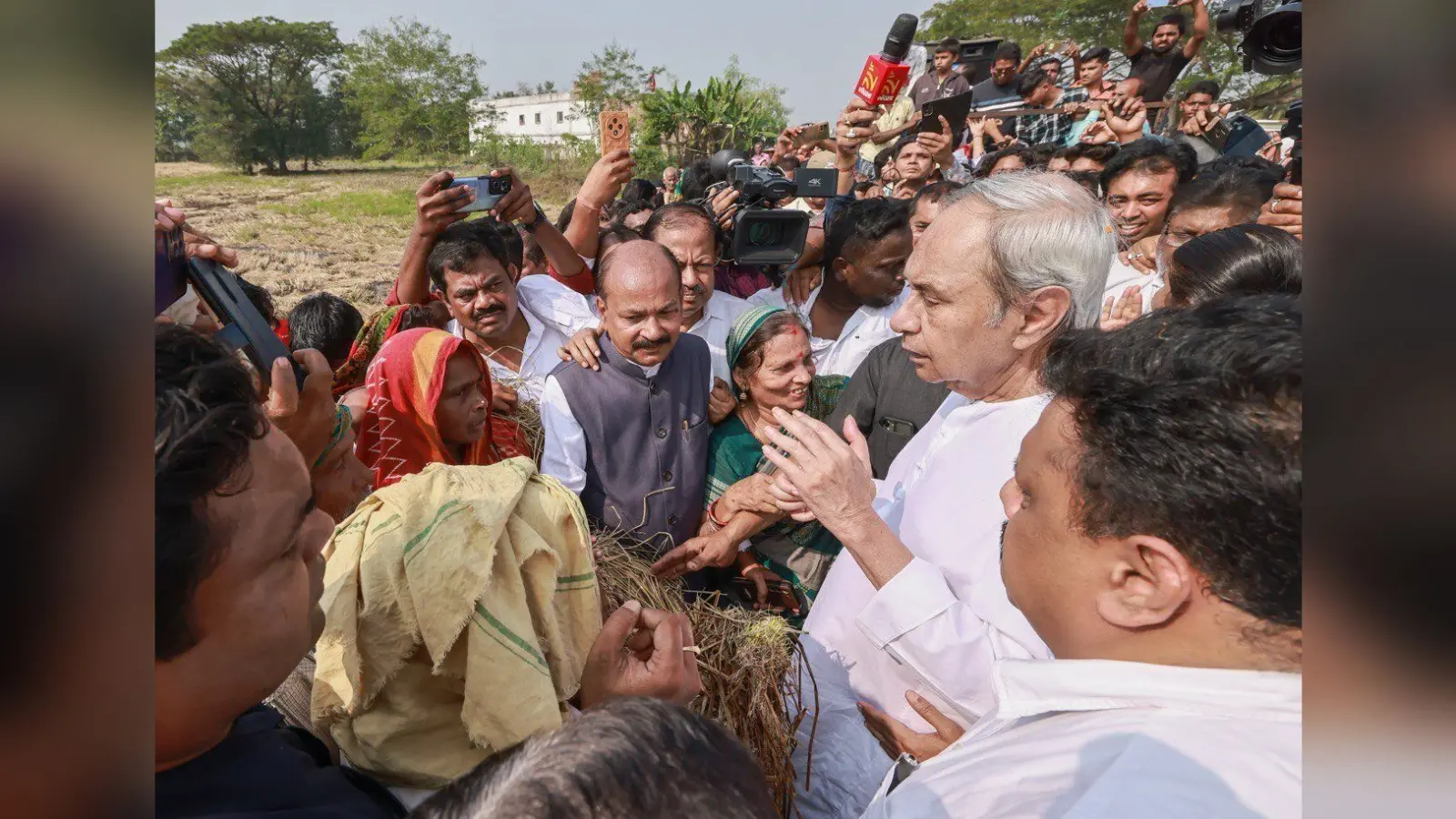 Bhubaneswar News : नवीन पटनायक ने किया गंजाम का दौरा, बेमौसम बारिश से फसल को नुकसान का लिया जायजा
