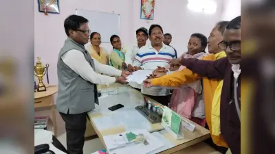Chaibasa News : सोनुआ प्रमुख के खिलाफ अविश्वास प्रस्ताव, बीडीओ को सौंपा आवेदन