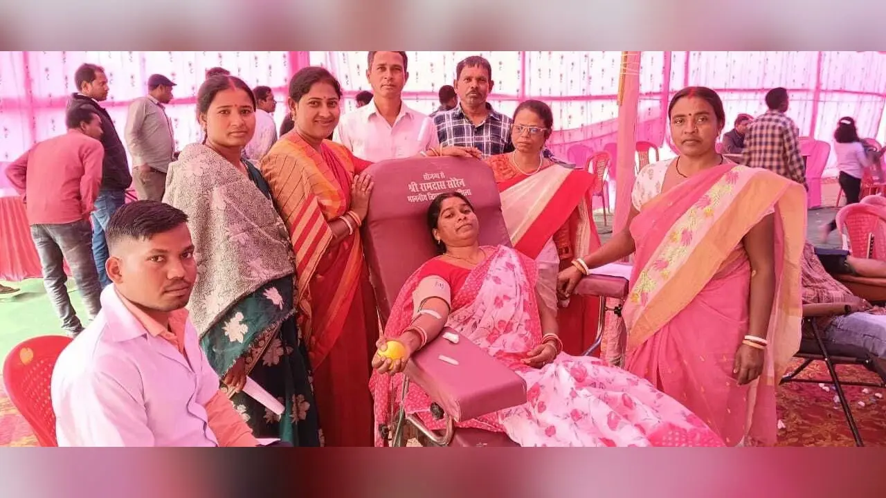 East Singhbhum : धालभूमगढ़ में कुड़मी संस्कृति विकास समिति के शिविर में 58 महिलाएं समेत 917 लोगों ने किया रक्तदान