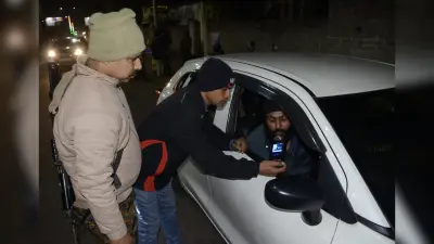 Dhanbad News : गाली ग्लौज की शिकायत पर पुलिस ने रोका तो उलझा युवक, धक्का-मुक्की में लगी चोट, हंगामा