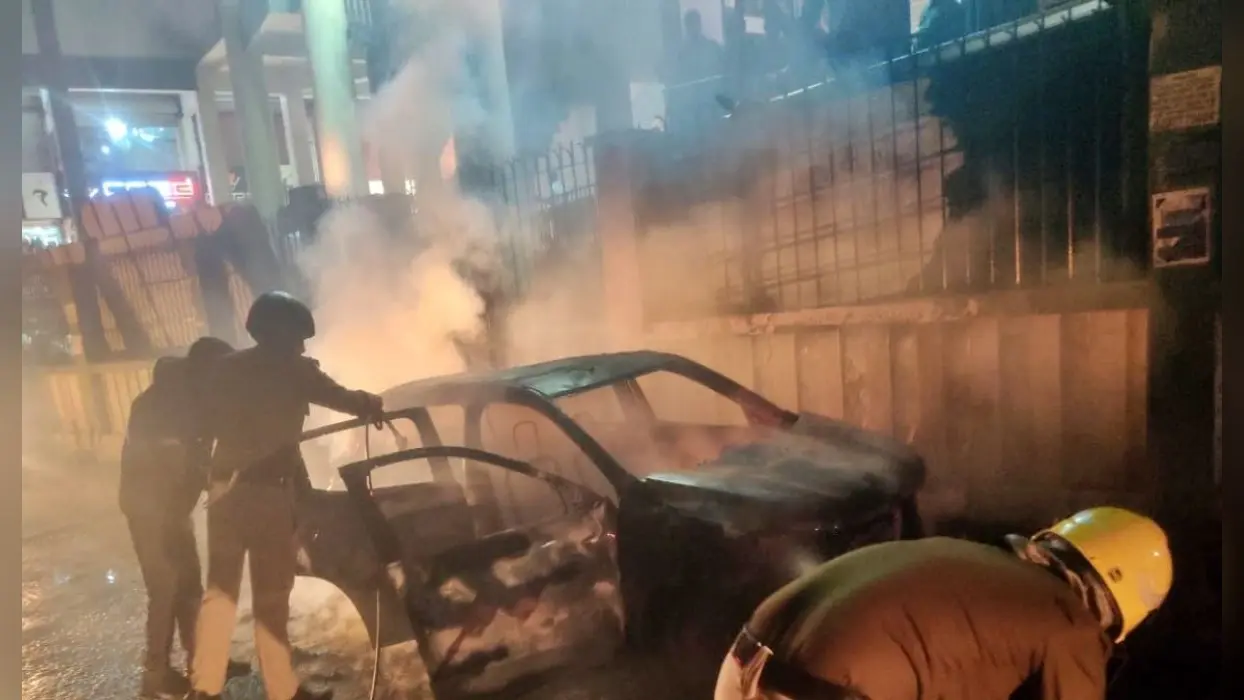 पटना में धक्का मारकर भाग रही कार में अचानक लगी आग, मची अफरातफरी, फायर ब्रिगेड ने पाया काबू