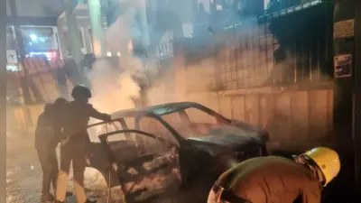 पटना में धक्का मारकर भाग रही कार में अचानक लगी आग, मची अफरातफरी, फायर ब्रिगेड ने पाया काबू