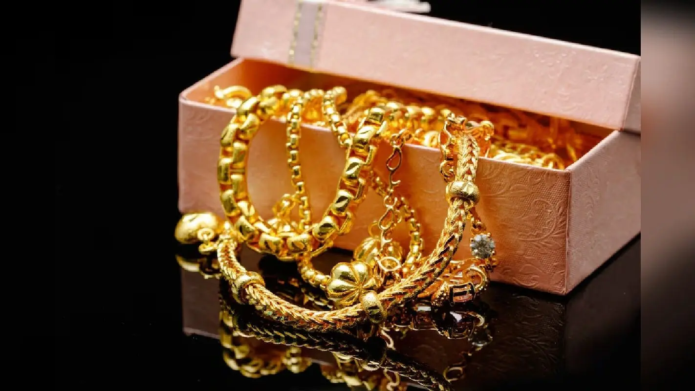 Gold Rate: नए साल पर गोल्ड खरीदने का बेहतरीन चांस, बुलियन मार्केट में घट गई कीमत